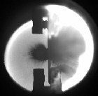 Immagine controluce dell' impatto di un proiettile da 2 mm (7 Km/s) su un bersaglio di acciaio inossidabile da 1 mm di spessore